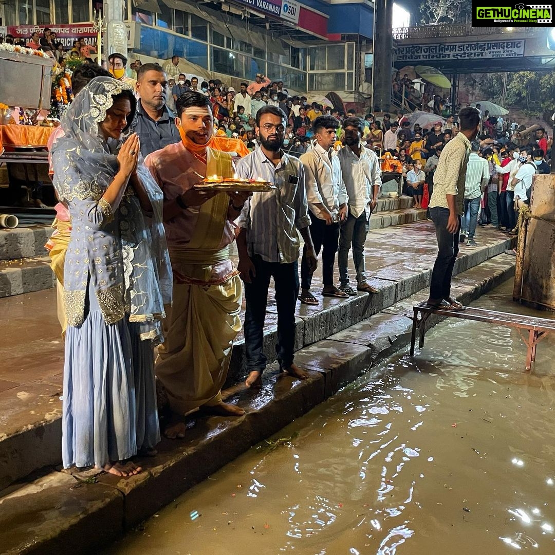 Esha Gupta Instagram - Had the honour of celebrating Diwali with the 95 battalion CRPF . Thank you #AnilKumar sir , #vikaskumar sir #parikshit sir for this honour, I’m truly humbled. #kashivishwanath #varanasi Kashi Vishwanath Temple