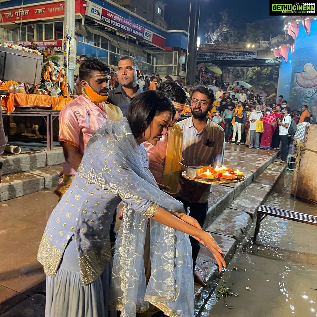 Esha Gupta Instagram - Had the honour of celebrating Diwali with the 95 battalion CRPF . Thank you #AnilKumar sir , #vikaskumar sir #parikshit sir for this honour, I’m truly humbled. #kashivishwanath #varanasi Kashi Vishwanath Temple