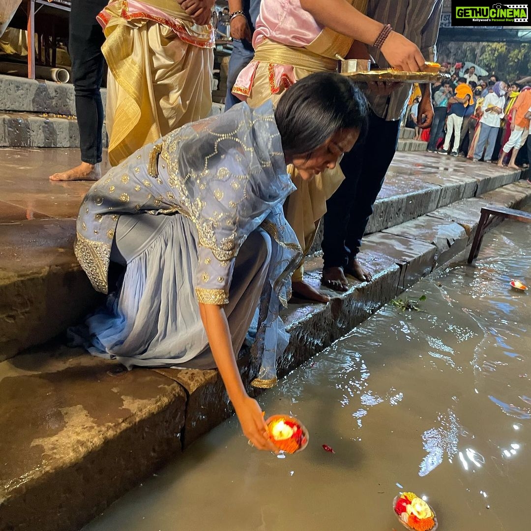 Esha Gupta Instagram - Had the honour of celebrating Diwali with the 95 battalion CRPF . Thank you #AnilKumar sir , #vikaskumar sir #parikshit sir for this honour, I’m truly humbled. #kashivishwanath #varanasi Kashi Vishwanath Temple