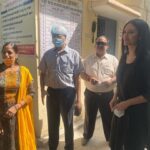 Esha Gupta Instagram - Yesterday I had the privilege to spend time at Apna Ghar Ashram and meet the humanitarians, Dr.Niranjan and his wife Dr.Katyani, the founder of the same. Your faith in humanity would be restored to see, that it is not just a place, but a home, a community for the ones who have nobody for themselves. I have so much gratitude towards god and universe for giving me everything I need and my health, and to be in a position to be able to help someone. Please do visit there if in Varanasi,UP, and you can contribute there as a volunteer as well. वाराणसी - बनारस - काशी