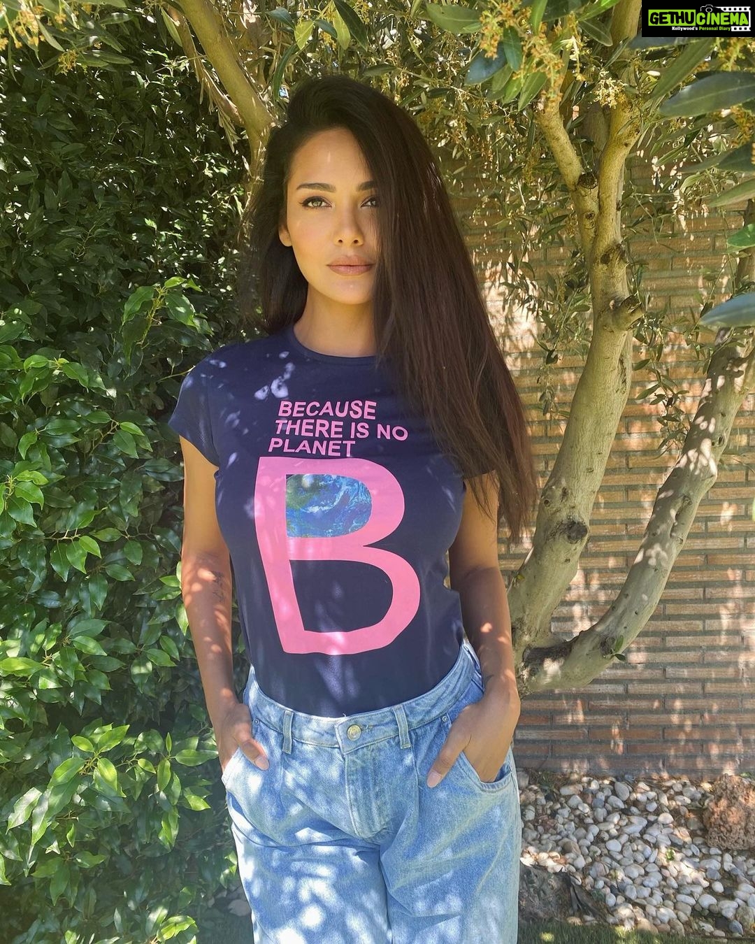 Esha Gupta Instagram - Because there is no 🌎 B Let’s join our hands for our only home and Reimagine Recreate and Restore #ecosystemrestoration with @unep Quick fact- In a study it is found out that greenhouse gas emissions from food systems would be reduced by half if the world turned to a mainly plant-based diet. Do your bit, whether it’s going on a 🌱 based diet, or planting more trees, or switching to bamboo toothbrush, remember, every small step matters, for a better tomorrow #worldenvironmentday #generationrestoration