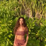 Esha Gupta Instagram - Queen of the jungle #reethifaruresort @reethifaru @ncstravels Reethi Faru Resort