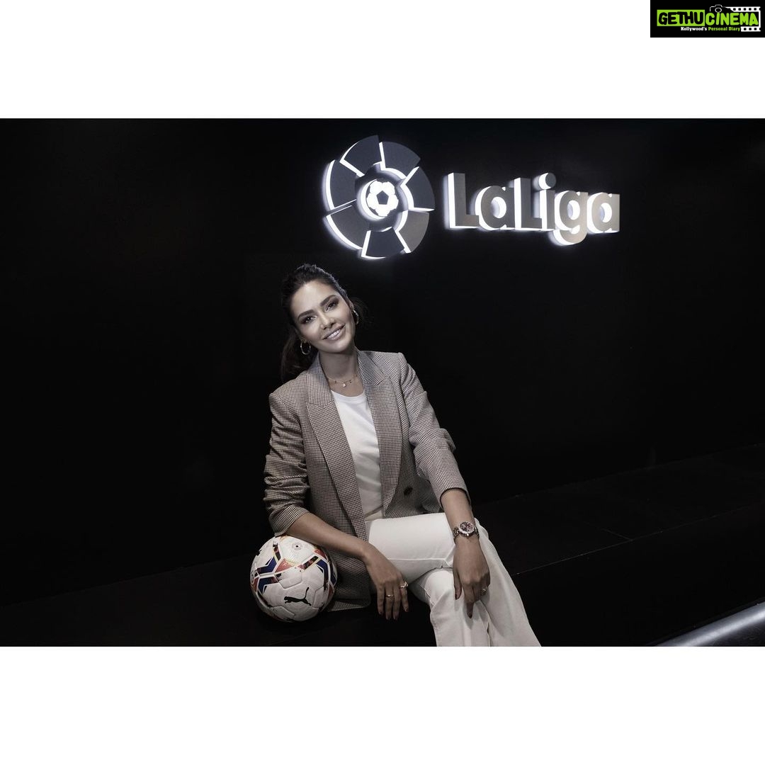 Esha Gupta Instagram - Are we ready for the Derby this Sunday?? #AtletiRealMadrid @laliga is bringing some great news. They have a contest going on for their @realmadrid and @atleticodemadrid fans in India (QR challenge) where they are giving you a chance to win a trip to Spain. Access the contest through the links below and register. Remember the more QR codes you scan, more chances to win. Real Madrid QR code - https://landings.laliga.com/en/qr-challenge/2540113816957347 Atlético de Madrid QR code- https://landings.laliga.com/en/qr-challenge/2663892017390676 LaLiga Santander