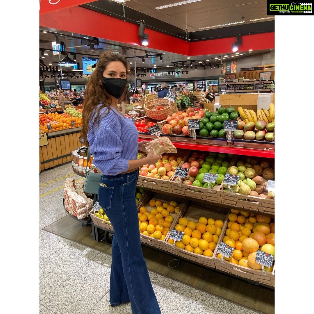 Esha Gupta Instagram - What people think vegans eat vs what we actually eat.. plant 🌱 based diet is a healthier more environment conscious glowing skin diet P.S- there are few vegan friendly wines out there for wine lovers 🤍