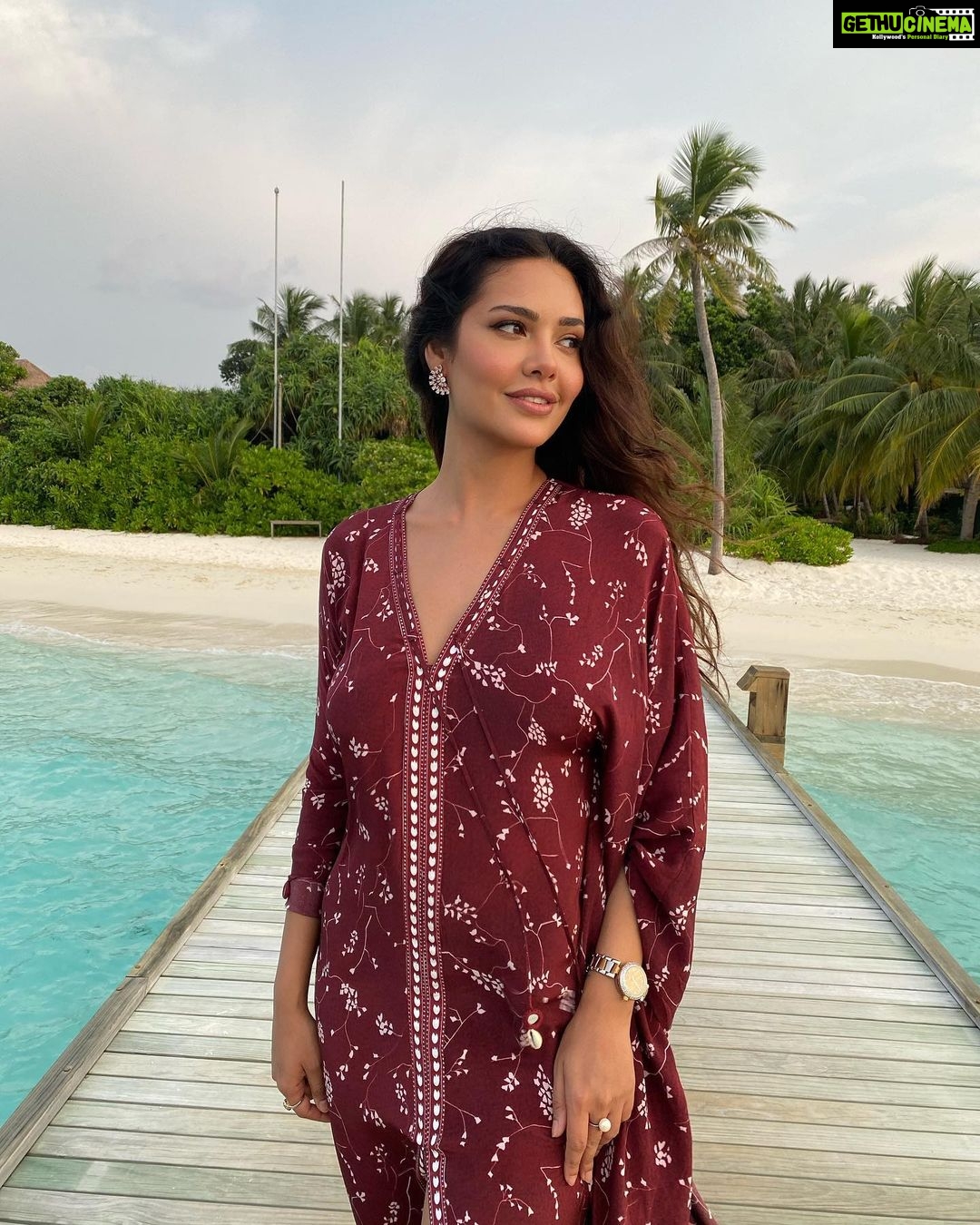 Esha Gupta Instagram - “Whoever you are, and whatever you do, be in love”- Rumi @reethifaru @ncstravels #throwback Reethi Faru Resort