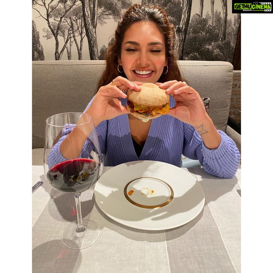 Esha Gupta Instagram - What people think vegans eat vs what we actually eat.. plant 🌱 based diet is a healthier more environment conscious glowing skin diet P.S- there are few vegan friendly wines out there for wine lovers 🤍