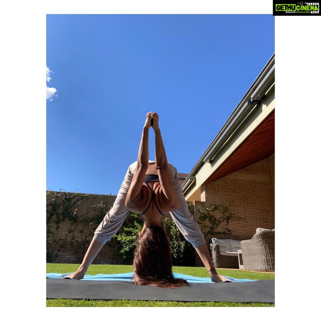 Esha Gupta Instagram - ॐ “तू खुद की खोज में निकल तू किस लिए हताश है, तू चल तेरे वजूद की समय को भी तलाश है!”