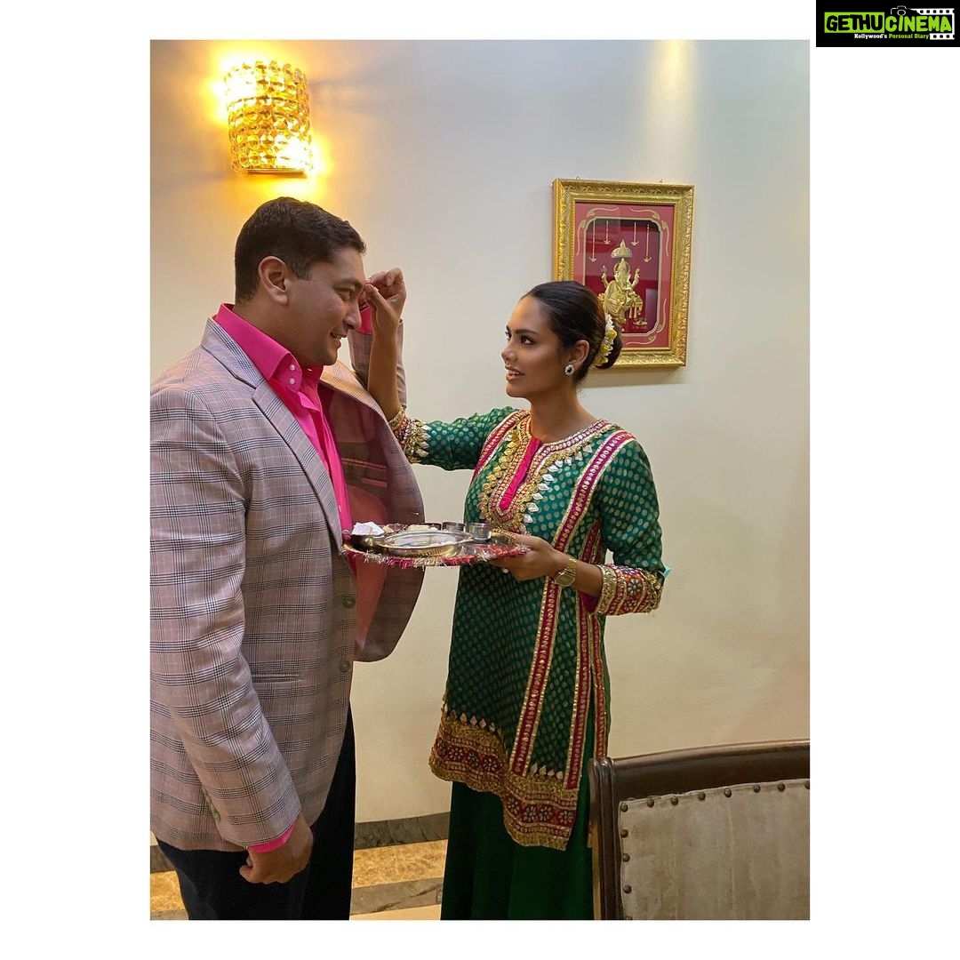 Esha Gupta Instagram - Blessed to be together this #bhaidooj ♥️