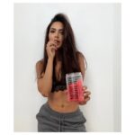 Esha Gupta Instagram - The Gummy Better Hair have been my tress saviour, plus a perfect excuse to enjoy some strawberry flavoured jelly beans. Filled with Biotin, Collagen, Zinc and Vitamin E giving me results of hair full of life.. thank you @monchomoreno for the perfect gift, please send more 🐻♥️ Moncho Moreno Oficial