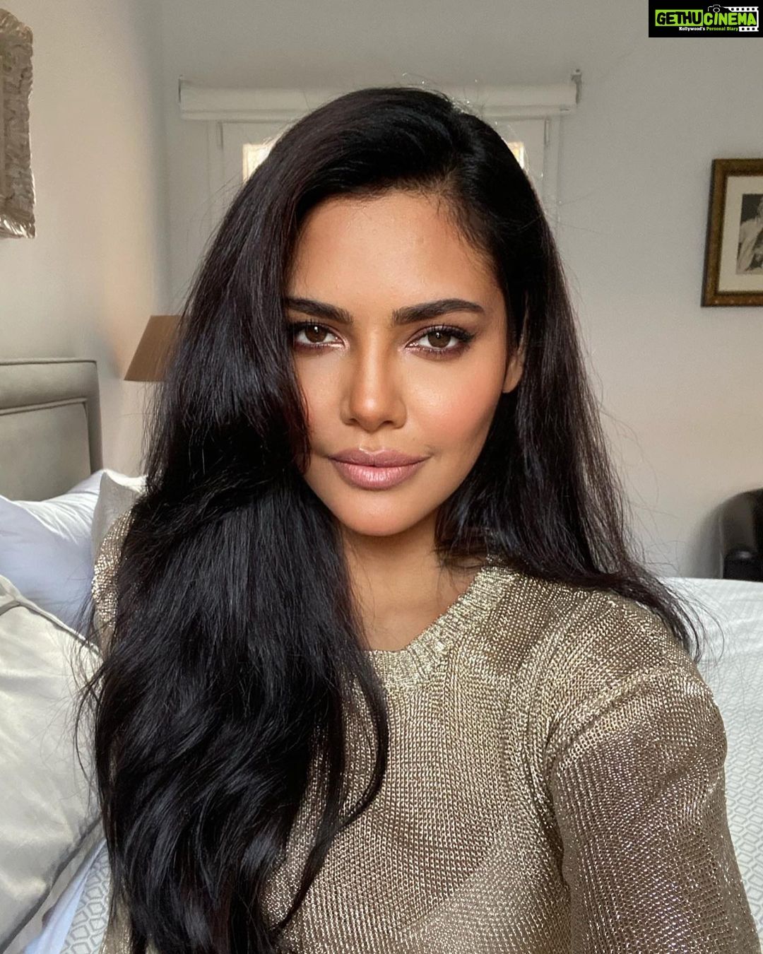 Esha Gupta Instagram - Merry Christmas everyone 🎄 Feliz Nevidad 🌟