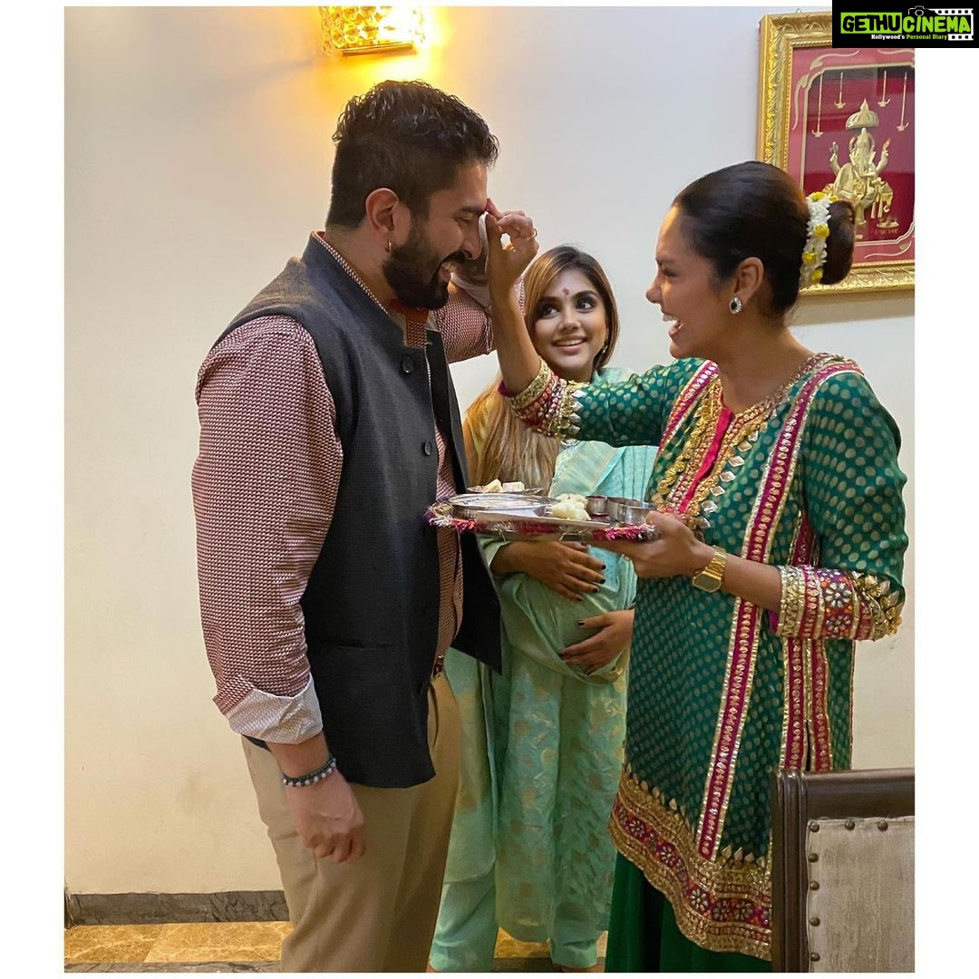 Esha Gupta Instagram - Blessed to be together this #bhaidooj ♥️
