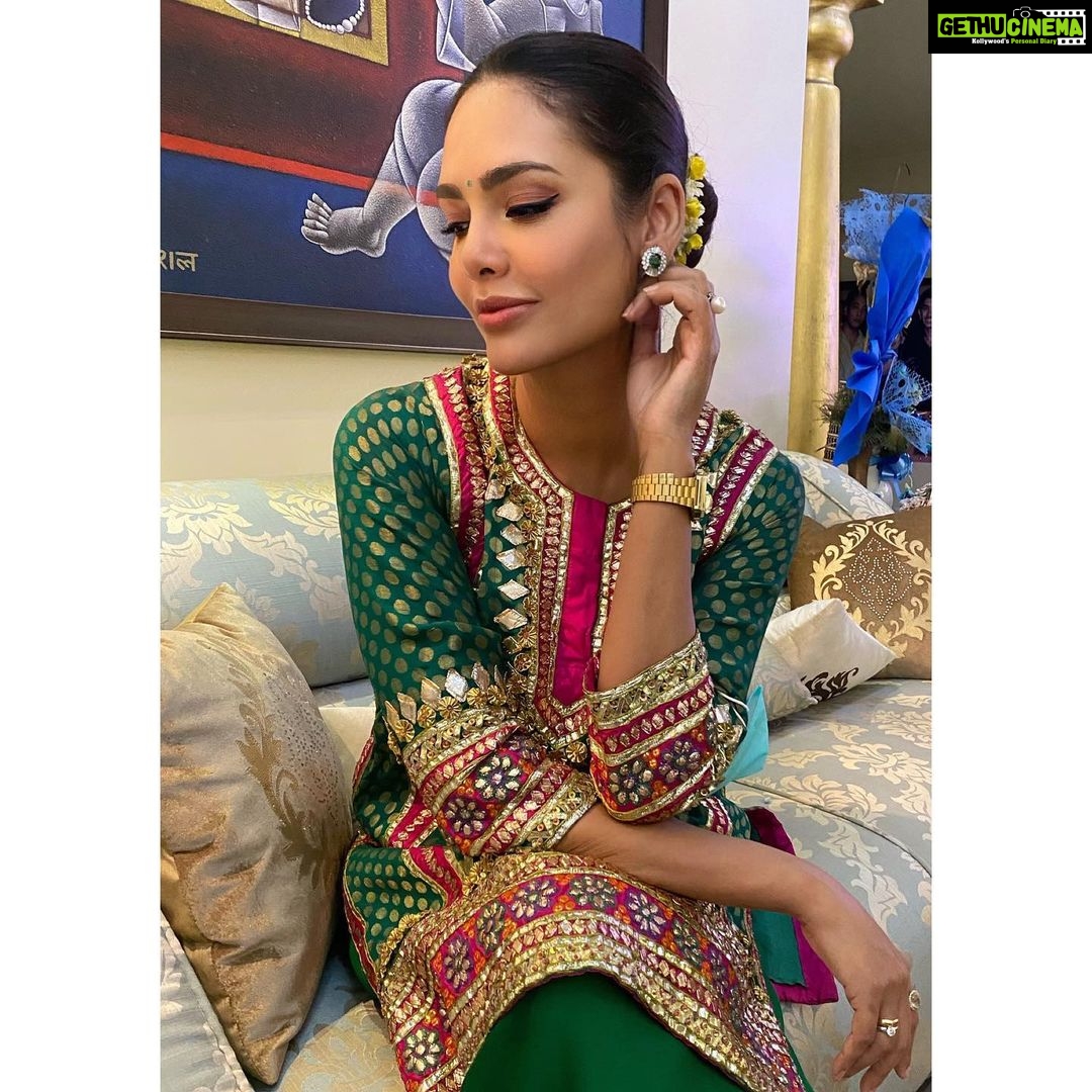 Esha Gupta Instagram - Blessed to be together this #bhaidooj ♥️
