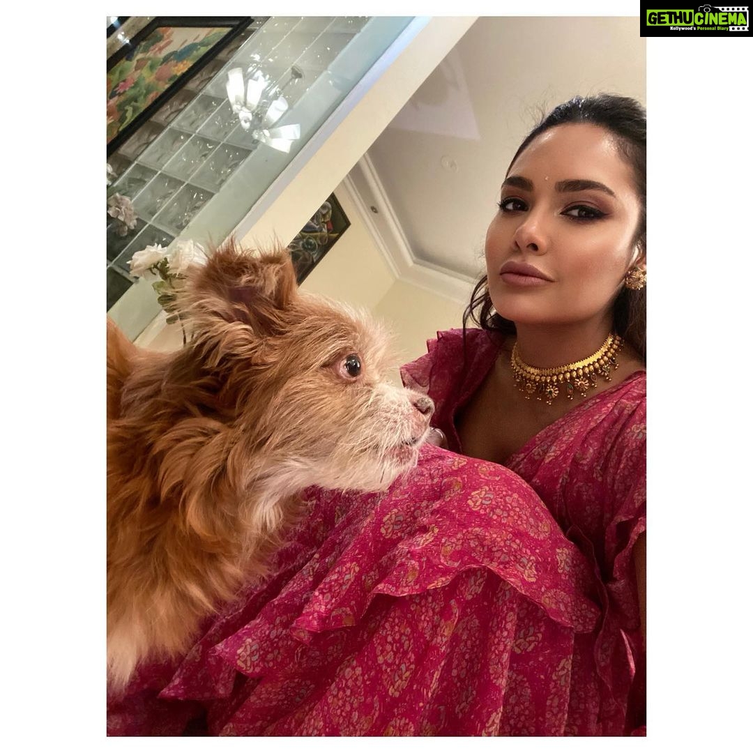Esha Gupta Instagram - Diwali with my favs ♥️🪔 @ridhimehraofficial