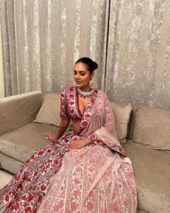 Esha Gupta Instagram - Diwaliiiiii Jewels @shyamlalbros Outfit @ridhimehraofficial