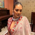 Esha Gupta Instagram – Diwaliiiiii
Jewels @shyamlalbros 
Outfit @ridhimehraofficial