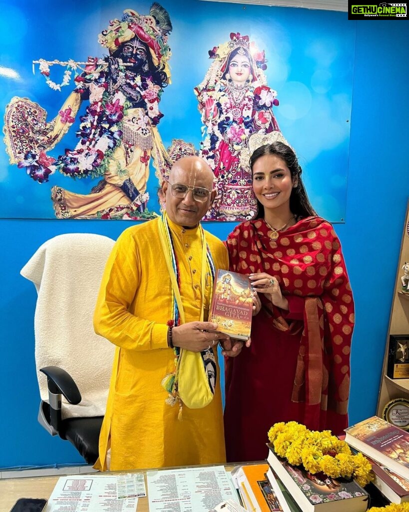 Esha Gupta Instagram - Took the blessings of Shri Krishna and @vrajendranandandas Prabhu ji today #govardhan #harekrishna Iskon Temple in Delhi