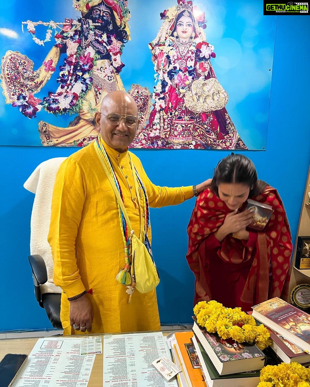 Esha Gupta Instagram - Took the blessings of Shri Krishna and @vrajendranandandas Prabhu ji today #govardhan #harekrishna Iskon Temple in Delhi