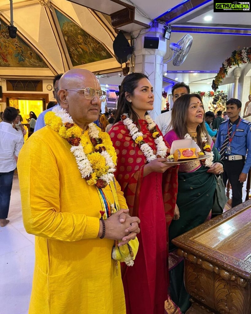 Esha Gupta Instagram - Took the blessings of Shri Krishna and @vrajendranandandas Prabhu ji today #govardhan #harekrishna Iskon Temple in Delhi