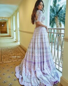 Esha Gupta Instagram - Living my Disney fantasy 

#indiandisneyprincess 

Stylist: @sshorewala
Photographer: @ishanzaka
Cinematographer: @heartandcraft__
Make Up: @reshmaamerchant 
Hair Stylist: @tinamukherjee
Outfit: @dvasabyabhi
Jewellery: @rarejewels.arankalegacy
Styling Assistant: @thestylerobe
Assistant Hair Stylist: @palashipramanik
Team WV: @farvi_wadhwa, @salonimhamane