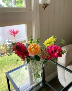 Evelyn Sharma Instagram - Best idea to plant some pretty flowers this year! They bring so much joy in the garden and in the house! 💐🥰

#flowergarden #cutflowers #prettyflowers #daisies #roses #cornflowers #snapdragons #mygarden #evelynsharma