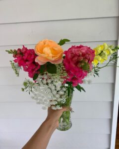 Evelyn Sharma Instagram - Best idea to plant some pretty flowers this year! They bring so much joy in the garden and in the house! 💐🥰

#flowergarden #cutflowers #prettyflowers #daisies #roses #cornflowers #snapdragons #mygarden #evelynsharma