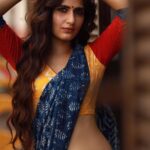 Fatima Sana Shaikh Instagram - Hands up if you didn’t get enough sleep last night 😴 😴😴 #sareelove