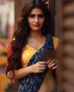 Fatima Sana Shaikh Instagram - Hands up if you didn’t get enough sleep last night 😴 😴😴

#sareelove