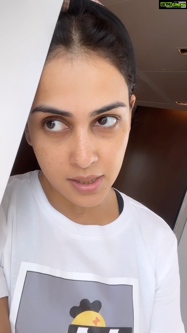 Genelia D'Souza - 2.6 Million Likes - Is Duniya mein sabse mushkil kaam - aapne aap ko khush rakhna hai ??? - Got me thinking🤔
#mondaymood
#mondayreels
@_forever.shayari_