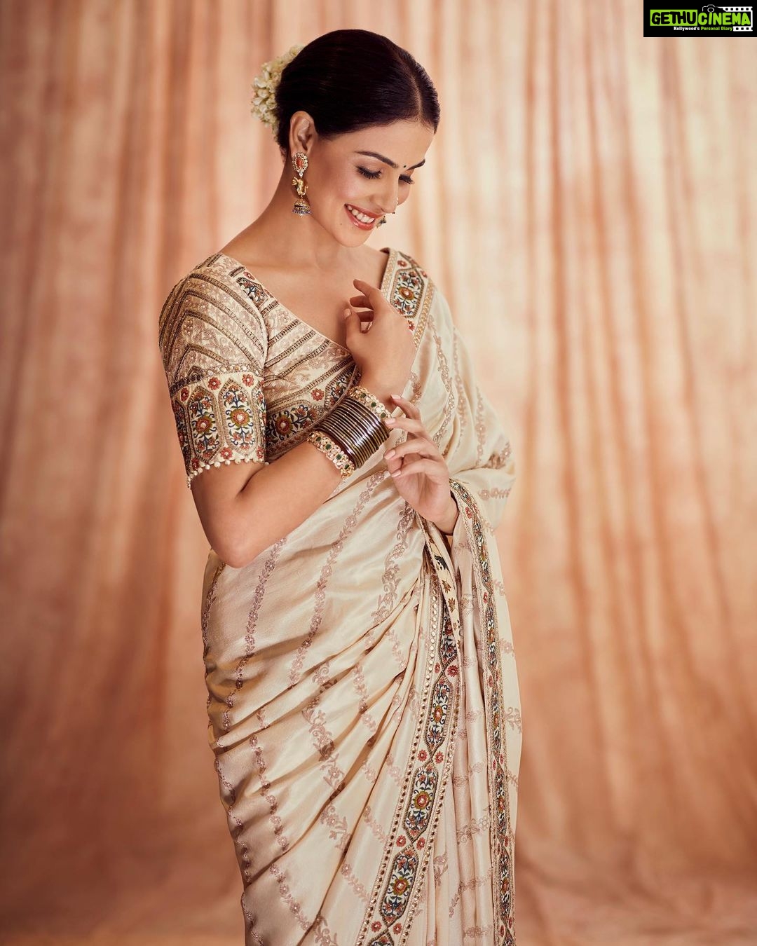 Genelia D'Souza Instagram - A woman’s best jewellery is her shyness or her nose-ring #inlovewithnoserings Saree @jjvalaya Jewelry @narayanjewels Makeup @beautybyaudreysangma Hair @jyoti_love13 @kromakaysalon Styling @who_wore_what_when Photographer @rohnpingalay