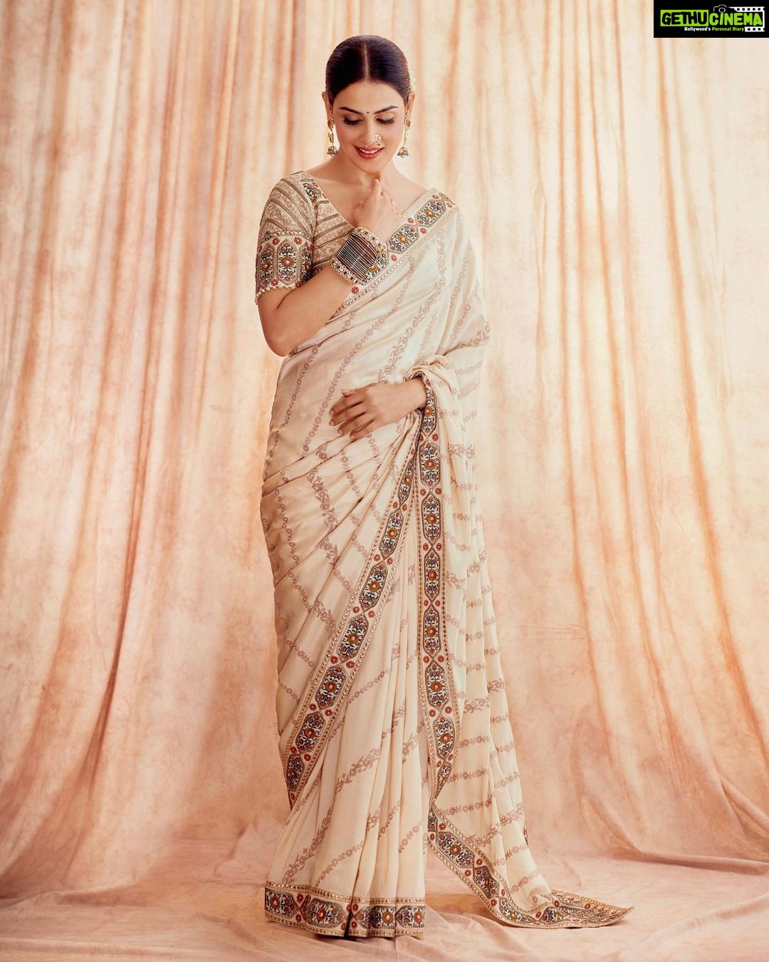 Genelia D'Souza Instagram - A woman’s best jewellery is her shyness or her nose-ring #inlovewithnoserings Saree @jjvalaya Jewelry @narayanjewels Makeup @beautybyaudreysangma Hair @jyoti_love13 @kromakaysalon Styling @who_wore_what_when Photographer @rohnpingalay