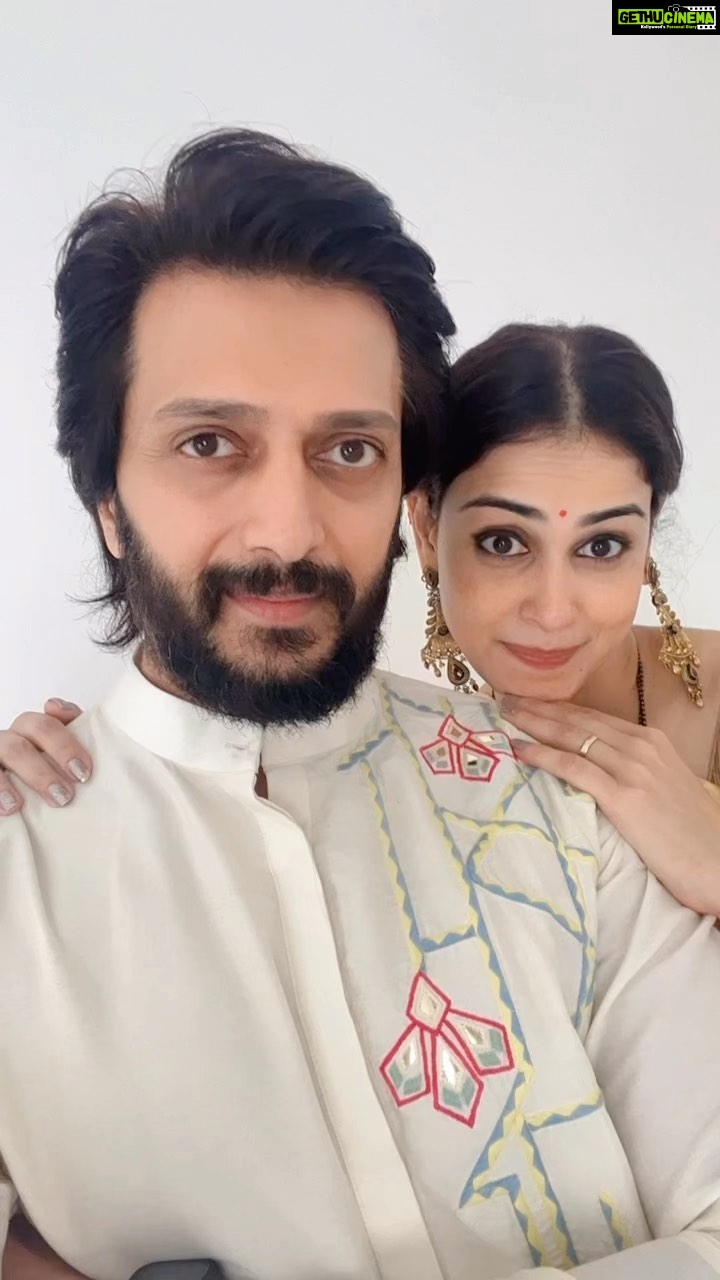 Genelia D'Souza Instagram - वेडेपणा करायला मुहूर्त नसतो पण केलेला वेडेपणा एखाद्या मुहूर्तावर जाहिर करायला काय हरकत आहे! आज दिवाळी पाडव्याच्या शुभेच्छांसकट सादर करतोय तारिख आणि चित्रपटाचा फर्स्ट लुक. आमचं #वेड तुमच्यापर्यंत … #ved #vedmarathimovie