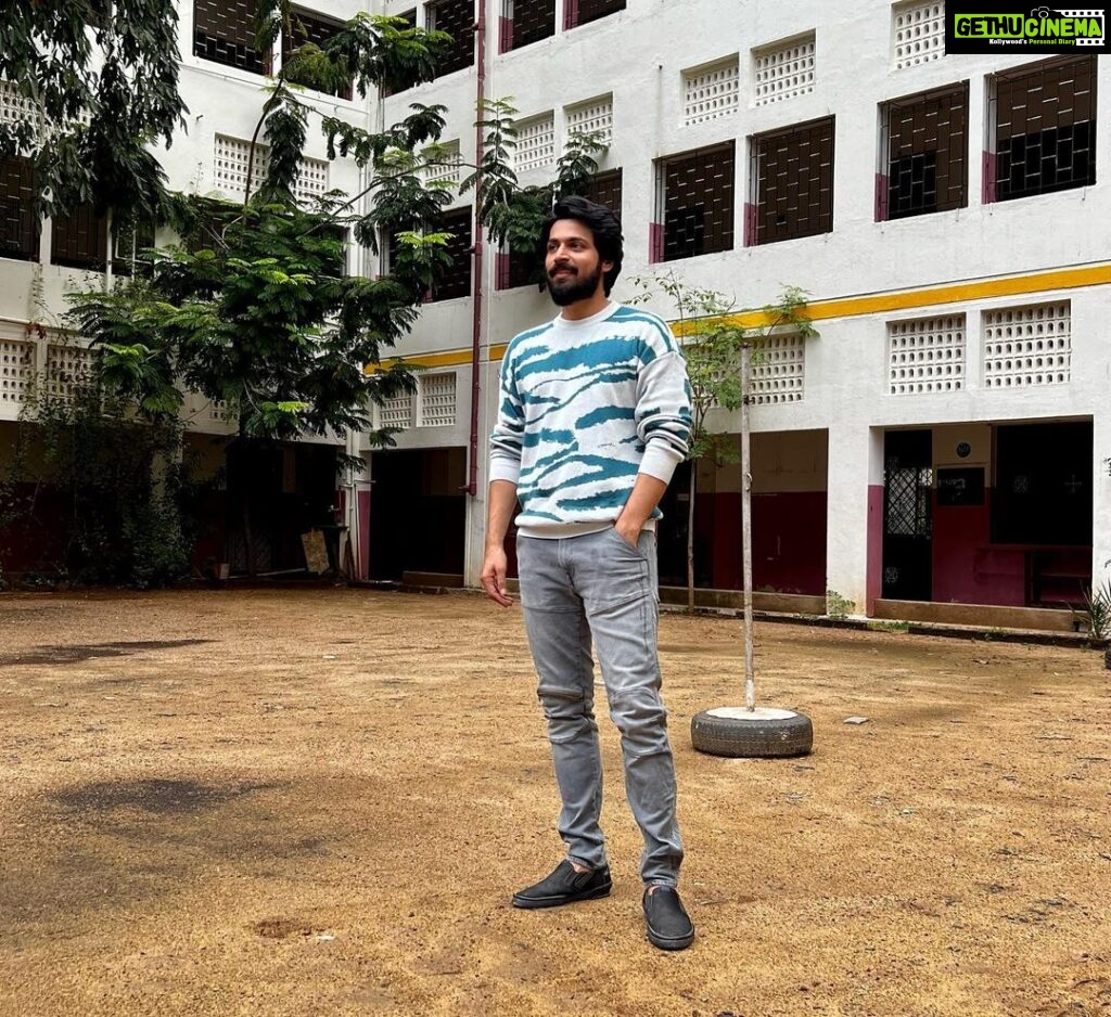 Harish Kalyan Instagram - A flood of emotions hit me by a truck when I was taken back to school recently. Uncoordinated March past on the field, cycle parking area, double-seater benches which made exams and classes more fun, parents-teachers meet (the only day I didn’t want to go to school), sports day thrills, noisy corridors and most importantly, all these memories that gave me friends for life. Thank you @vijaytelevision for making this lovely day happen. (Missing my whole gang) #balalokmhss #balalok #schooldaysthebest