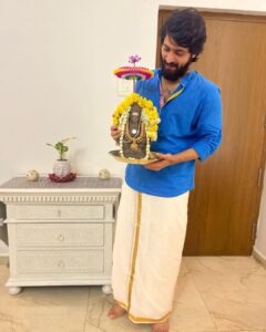 Harish Kalyan Instagram - Yes he is Home😍
Happy Vinayagar Chathurthi to one & all. To many auspicious beginnings ❤️🙏 

#vinayagarchathurthi