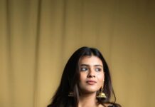 Hebah Patel Instagram - @ihebahp 🖤 Outfit: @indishreelabel Potli: @accessoriesbyanandita Pic: @krishnatejah Styled by @officialanahita . . . . #reels #reelinstagram #instareels #reelkarofeelkaro #reelitfeelit