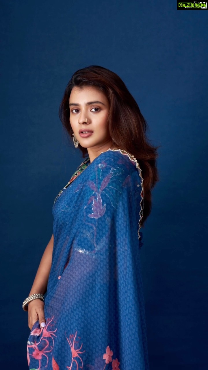 Hebah Patel Instagram - @ihebahp 💙💙 Saree: @issadesignerstudio Pic: @kalyanyasaswi Styled by @officialanahita . . . . . #reels #reelinstagram #instareels #reelkarofeelkaro #reelitfeelit #reelsindia #indiareels