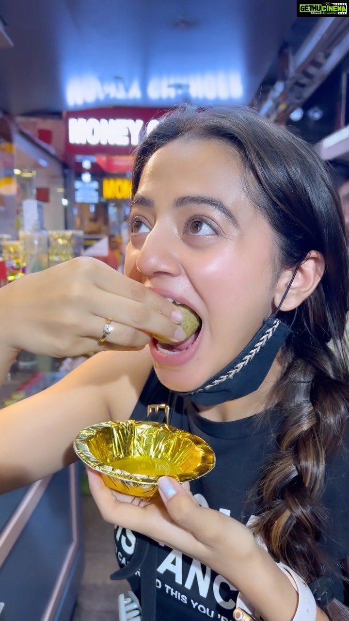Helly Shah - 567.1K Likes - Bhaiya , ek aur plate gol gappe karna 🙂
P.S~ Brb , going to have gol gappe now ✌🏻