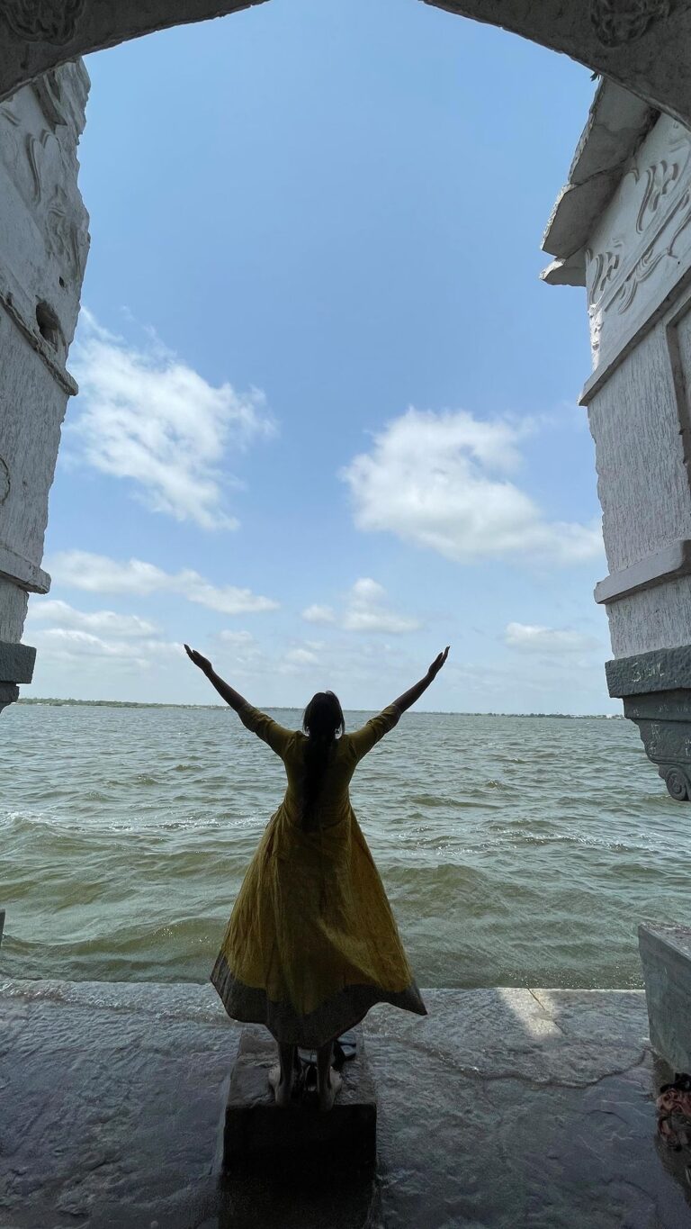 Himaja Instagram - Feel it 🎶 #sitharamam #bgm #dulquersalmaan #sitaramam #trendingreels #nature