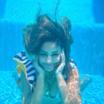 Hina Khan Instagram - I make the pool my room and the bottom of it, my bed 🛏️ .. Trying to think outside the box.. hehehehe 😎 . . . . . @heritanceaarah @ambitiontravelstours @nijhawangroup Heritance Aarah