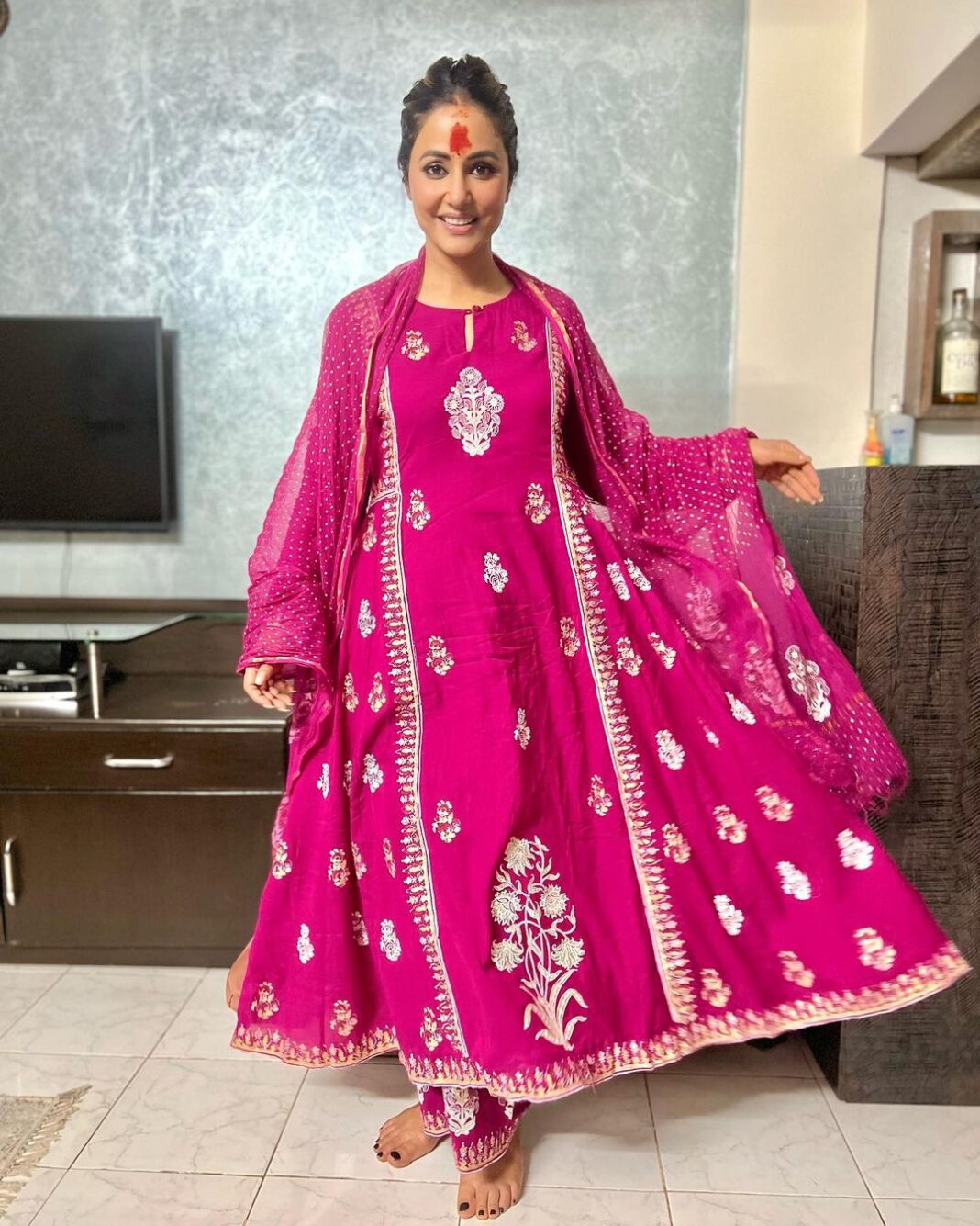 Hina Khan Instagram - The happiness/contentment after an amazing darshan at #lalbaughcharaja..