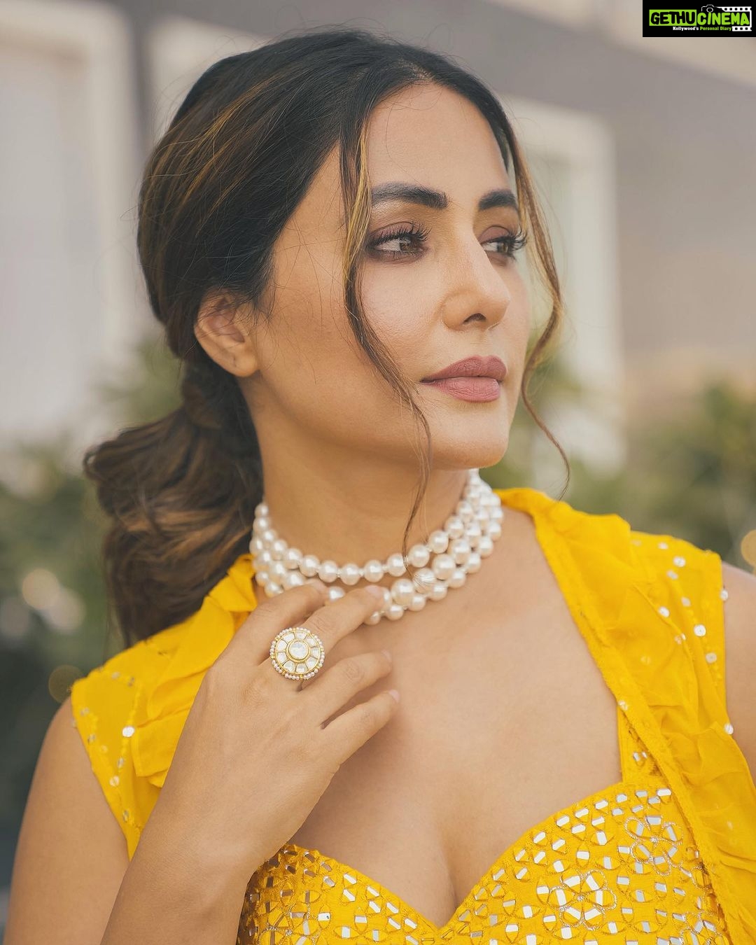 Hina Khan Instagram - Sunshine 🌞 . . . . Neckpiece @prerto Ring @razwada.jewels Footwear @londonrag_in