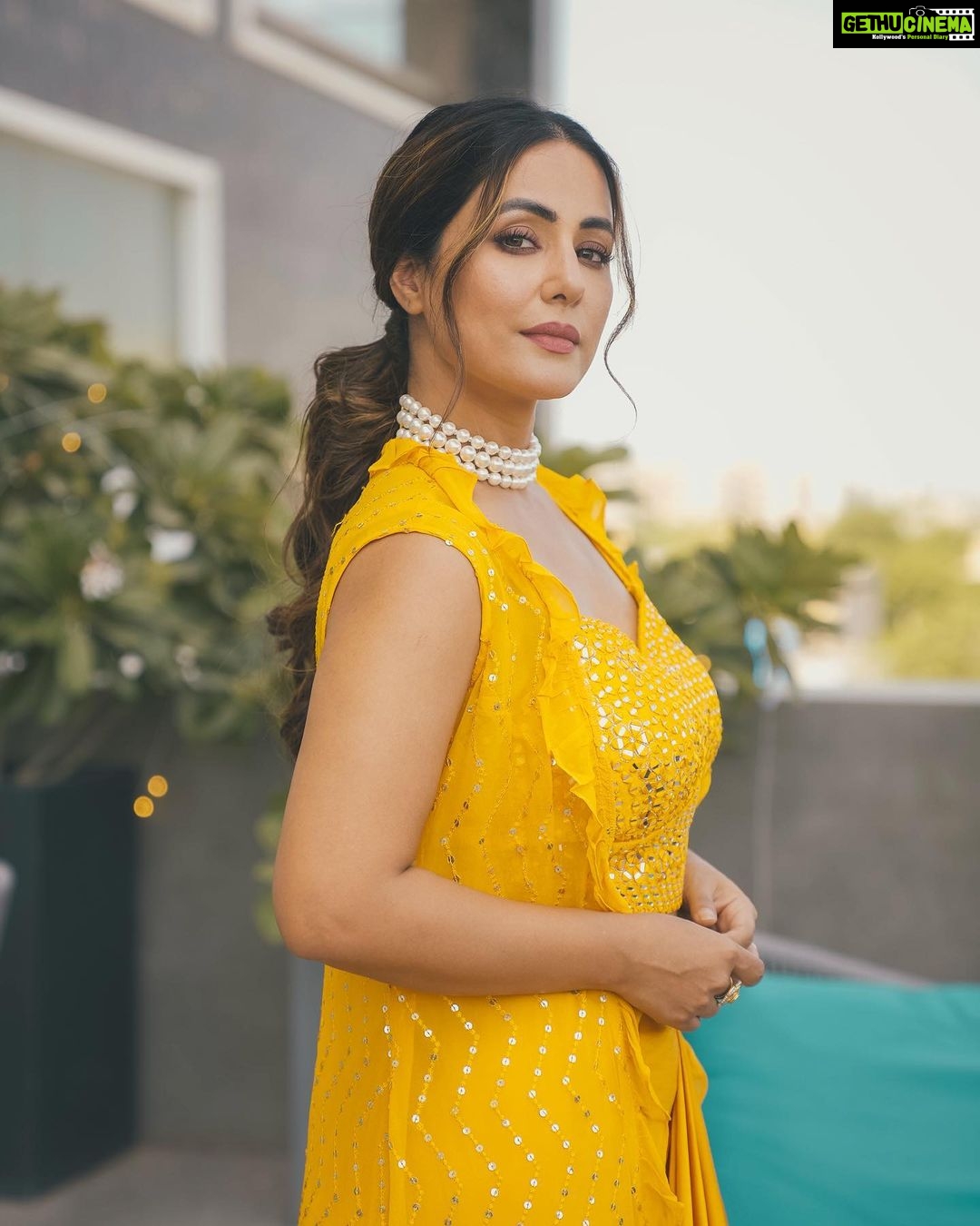 Hina Khan Instagram - Sunshine 🌞 . . . . Neckpiece @prerto Ring @razwada.jewels Footwear @londonrag_in