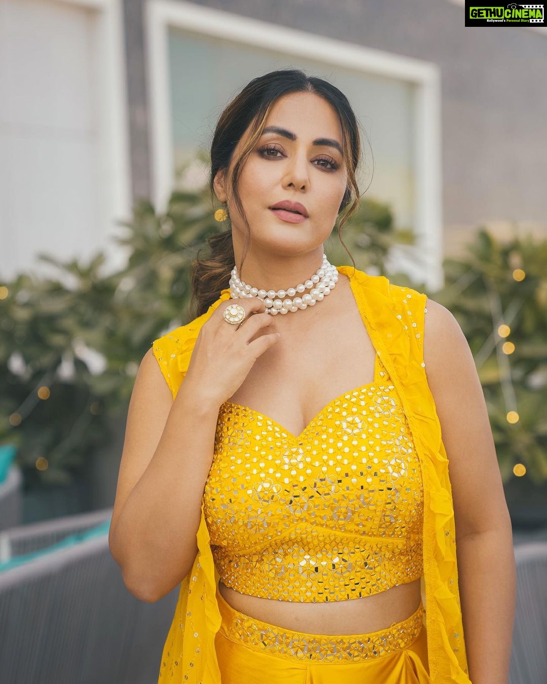 Hina Khan Instagram - Sunshine 🌞 . . . . Neckpiece @prerto Ring @razwada.jewels Footwear @londonrag_in