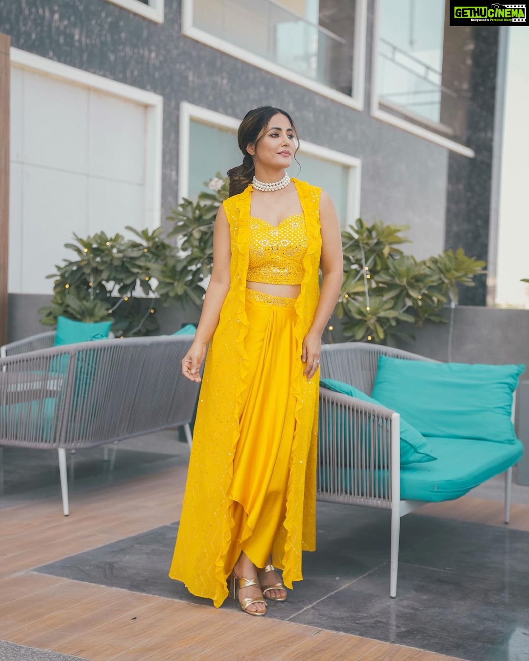 Hina Khan Instagram - Sunshine 🌞 . . . . Neckpiece @prerto Ring @razwada.jewels Footwear @londonrag_in