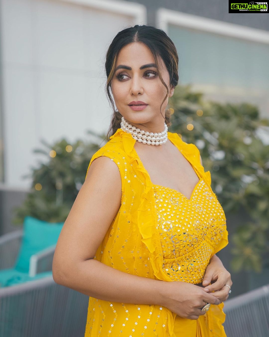 Hina Khan Instagram - Sunshine 🌞 . . . . Neckpiece @prerto Ring @razwada.jewels Footwear @londonrag_in