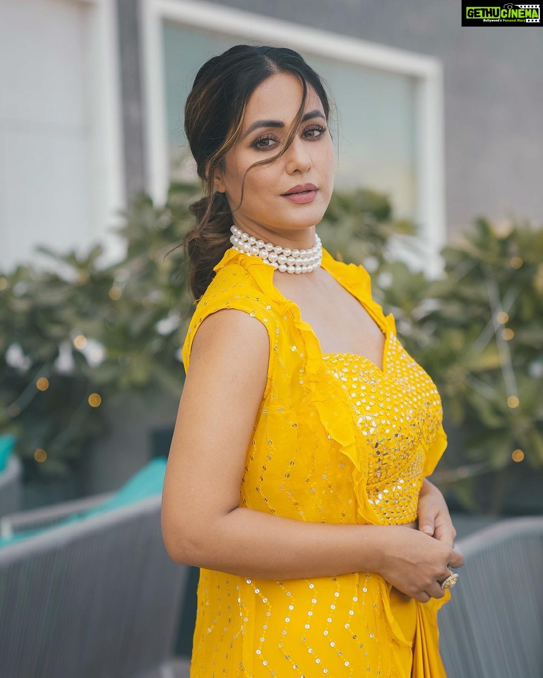 Hina Khan Instagram - Sunshine 🌞 . . . . Neckpiece @prerto Ring @razwada.jewels Footwear @londonrag_in