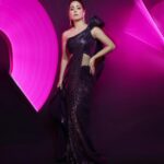 Hina Khan Instagram - I just had a triple sparkle macchiato✨ . . Outfit @gauravguptaofficial @ggpanther Jewels @renuoberoiluxuryjewellery Footwear @sana.k.official MUAH @sachinmakeupartist1 @irshad__hair 📸 @visualaffairs_va Special and expensive light man @sachinmakeupartist1 😂😂
