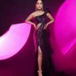 Hina Khan Instagram - I just had a triple sparkle macchiato✨ . . Outfit @gauravguptaofficial @ggpanther Jewels @renuoberoiluxuryjewellery Footwear @sana.k.official MUAH @sachinmakeupartist1 @irshad__hair 📸 @visualaffairs_va Special and expensive light man @sachinmakeupartist1 😂😂