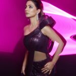 Hina Khan Instagram - I just had a triple sparkle macchiato✨ . . Outfit @gauravguptaofficial @ggpanther Jewels @renuoberoiluxuryjewellery Footwear @sana.k.official MUAH @sachinmakeupartist1 @irshad__hair 📸 @visualaffairs_va Special and expensive light man @sachinmakeupartist1 😂😂