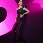Hina Khan Instagram - I just had a triple sparkle macchiato✨ . . Outfit @gauravguptaofficial @ggpanther Jewels @renuoberoiluxuryjewellery Footwear @sana.k.official MUAH @sachinmakeupartist1 @irshad__hair 📸 @visualaffairs_va Special and expensive light man @sachinmakeupartist1 😂😂