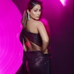 Hina Khan Instagram - I just had a triple sparkle macchiato✨ . . Outfit @gauravguptaofficial @ggpanther Jewels @renuoberoiluxuryjewellery Footwear @sana.k.official MUAH @sachinmakeupartist1 @irshad__hair 📸 @visualaffairs_va Special and expensive light man @sachinmakeupartist1 😂😂